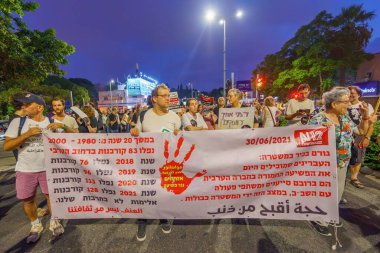 Hayfa, İsrail - 31 Ağustos 2023: Arap toplumunda yükselen şiddet ve cinayet oranlarına karşı yürüyüşün bir parçası olan çeşitli işaretlere sahip insanlar. Hayfa, İsrail