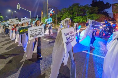 Hayfa, İsrail - 31 Ağustos 2023: Beyaz giysili kadınlar, Arap toplumunda artan şiddet ve cinayet oranlarını protesto yürüyüşünün bir parçası. Hayfa, İsrail