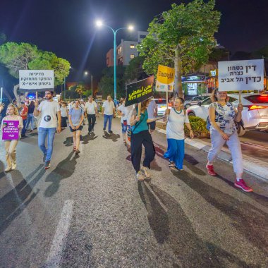 Hayfa, İsrail - 31 Ağustos 2023: Arap toplumunda yükselen şiddet ve cinayet oranlarına karşı yürüyüşün bir parçası olan çeşitli işaretlere sahip insanlar. Hayfa, İsrail