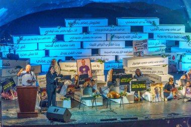 Hayfa, İsrail - 31 Ağustos 2023: Arap toplumunda artan şiddet ve cinayet oranlarına karşı düzenlenen protesto yürüyüşünün bir parçası olarak sembolik tabut ve tabelaların gösterimi. Hayfa, İsrail