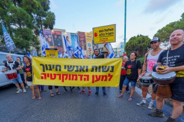 Hayfa, İsrail - 02 Eylül 2023: İnsanlar eğitimcilerin önderliğinde çeşitli tabela ve bayraklarla yürüyor. 35. hafta tartışmalı adli elden geçirme protestosu. Hayfa, İsrail