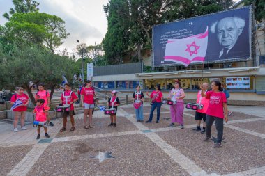 Hayfa, İsrail - 02 Eylül 2023: Protesto için davulcu grubu, arka planda Ben Guryon 'un alıntıları yer alıyor. Tartışmalı adli elden geçirme karşıtı 35 haftalık protestonun bir parçası. Hayfa, İsrail