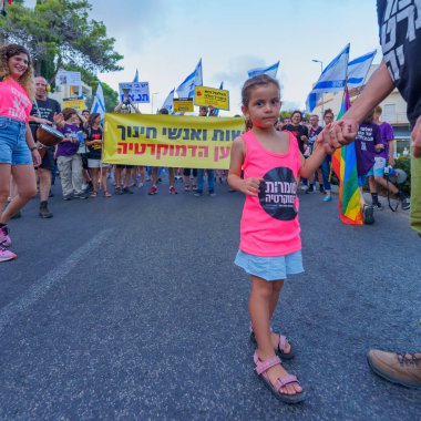 Hayfa, İsrail - 02 Eylül 2023: İnsanlar eğitimcilerin önderliğinde çeşitli tabela ve bayraklarla yürüyor. 35. hafta tartışmalı adli elden geçirme protestosu. Hayfa, İsrail