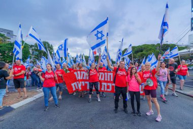 Hayfa, İsrail - 02 Eylül 2023: Sağlık personeli protesto yürüyüşüne katıldı. 35. hafta tartışmalı adli elden geçirme protestosu. Hayfa, İsrail