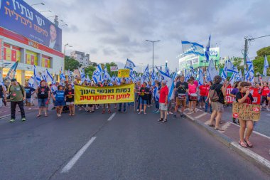 Hayfa, İsrail - 02 Eylül 2023: İnsanlar eğitimcilerin önderliğinde çeşitli tabela ve bayraklarla yürüyor. 35. hafta tartışmalı adli elden geçirme protestosu. Hayfa, İsrail