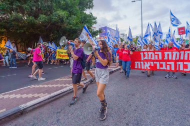 Hayfa, İsrail - 02 Eylül 2023: İnsanlar çeşitli işaret ve bayraklarla yürüyor. 35. hafta tartışmalı adli elden geçirme protestosu. Hayfa, İsrail