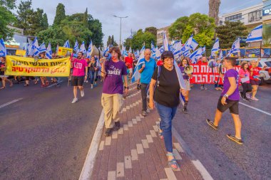 Hayfa, İsrail - 02 Eylül 2023: İnsanlar çeşitli işaret ve bayraklarla yürüyor. 35. hafta tartışmalı adli elden geçirme protestosu. Hayfa, İsrail