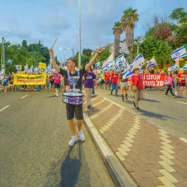 Hayfa, İsrail - 02 Eylül 2023: İnsanlar çeşitli işaret ve bayraklarla yürüyor. 35. hafta tartışmalı adli elden geçirme protestosu. Hayfa, İsrail