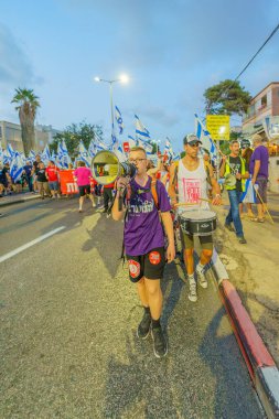 Hayfa, İsrail - 02 Eylül 2023: İnsanlar çeşitli işaret ve bayraklarla yürüyor. 35. hafta tartışmalı adli elden geçirme protestosu. Hayfa, İsrail