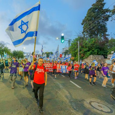 Hayfa, İsrail - 02 Eylül 2023: Sağlık personeli protesto yürüyüşüne katıldı. 35. hafta tartışmalı adli elden geçirme protestosu. Hayfa, İsrail