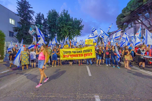 Hayfa, İsrail - 02 Eylül 2023: İnsanlar eğitimcilerin önderliğinde çeşitli tabela ve bayraklarla yürüyor. 35. hafta tartışmalı adli elden geçirme protestosu. Hayfa, İsrail