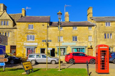 Chipping Campden, İngiltere - 18 Ekim 2022: Sokak manzarası, çeşitli binalar, kırmızı telefon kulübeleri, yerel halk ve ziyaretçiler, Chipping Campden, Cotswolds bölgesi, İngiltere, İngiltere