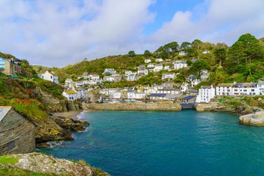 İngiltere, Cornwall 'daki Polperro köyünün balıkçı limanının görüntüsü.