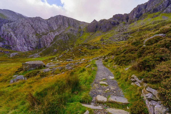 Llyn Idwal Gölü yakınlarındaki manzara ve patika manzarası, Snowdonia Ulusal Parkı, Galler 'in kuzeyi, İngiltere