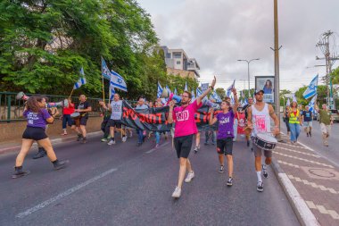 Hayfa, İsrail - 09 Eylül 2023: Yüksek mahkemeyi destekleyen pankartın önderliğinde insanlar çeşitli tabela ve bayraklarla yürüyor. 36 haftalık tartışmalı adli elden geçirme protestosu. Hayfa, İsrail