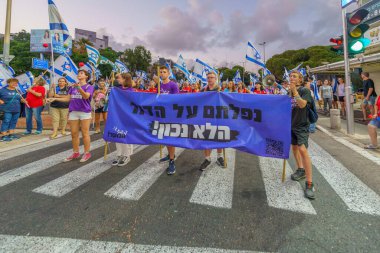 Hayfa, İsrail - 09 Eylül 2023: Gençlik grubu protesto yürüyüşüne katıldı. 36 haftalık tartışmalı adli elden geçirme protestosunun bir parçası. Hayfa, İsrail
