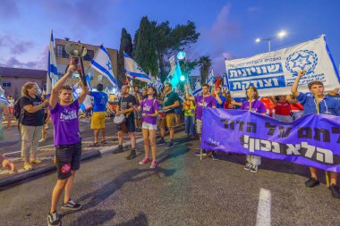 Hayfa, İsrail - 09 Eylül 2023: Gençlik grubu protesto yürüyüşüne katıldı. 36 haftalık tartışmalı adli elden geçirme protestosunun bir parçası. Hayfa, İsrail