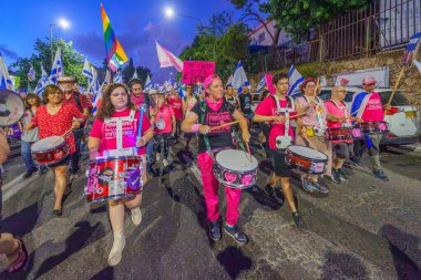 Hayfa, İsrail - 09 Eylül 2023: Pembe Cephe grubu protesto yürüyüşüne katıldı. 36 haftalık tartışmalı adli elden geçirme protestosunun bir parçası. Hayfa, İsrail