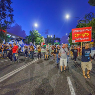 Hayfa, İsrail - 09 Eylül 2023: İnsanlar çeşitli tabela ve bayraklarla yürüyor. 36 haftalık tartışmalı adli elden geçirme protestosu. Hayfa, İsrail