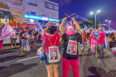 Hayfa, İsrail - 09 Eylül 2023: İnsanlar Başsavcının imzalarını destekleyerek protesto ediyorlar. 36 haftalık tartışmalı adli elden geçirme protestosu. Hayfa, İsrail