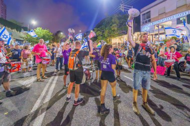 Hayfa, İsrail - 09 Eylül 2023: Bir grup davulcu protesto eylemine katıldı. 36 haftalık tartışmalı adli elden geçirme protestosunun bir parçası. Hayfa, İsrail