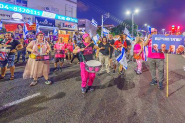 Hayfa, İsrail - 09 Eylül 2023: Bir grup davulcu protesto eylemine katıldı. 36 haftalık tartışmalı adli elden geçirme protestosunun bir parçası. Hayfa, İsrail