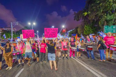 Hayfa, İsrail - 09 Eylül 2023: Pembe Cephe grubu protesto yürüyüşüne katıldı. 36 haftalık tartışmalı adli elden geçirme protestosunun bir parçası. Hayfa, İsrail