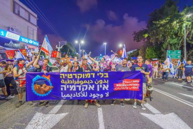 Hayfa, İsrail - 09 Eylül 2023: Öğrenciler ve akademik grup protesto yürüyüşüne katıldı. 36 haftalık tartışmalı adli elden geçirme protestosunun bir parçası. Hayfa, İsrail