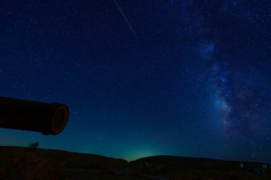 Güney İsrail 'deki Negev Çölü' nde Samanyolu, Perseid meteoru ve eski taş ocağı ile yıldızlı bir gece.