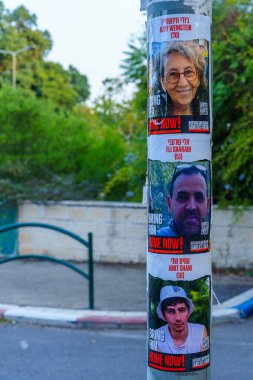 Hayfa, İsrail - 26 Ekim 2023: Gazze 'ye kaçırılan insanların posterleri, onları evlerine geri getirmek için yapılan bir çağrı. Hayfa, İsrail