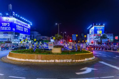 Hayfa, İsrail - 28 Ekim 2023: Gazze 'ye kaçırılan insanları ve hükümete karşı yapılan bir protesto çağrısı. Hayfa, İsrail