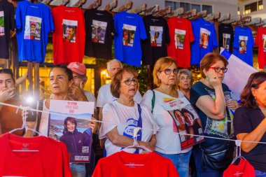 Hayfa, İsrail - 28 Ekim 2023: Gazze 'ye kaçırılan insanları ve hükümete karşı yapılan bir protesto çağrısı. Hayfa, İsrail