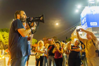 Hayfa, İsrail - 28 Ekim 2023: 85 yaşındaki babası Boaz Zalmanovich protesto kalabalığına konuştu. Hayfa, İsrail