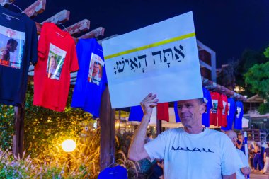 Hayfa, İsrail - 28 Ekim 2023: Gazze 'ye kaçırılan insanları ve hükümete karşı yapılan bir protesto çağrısı. Hayfa, İsrail