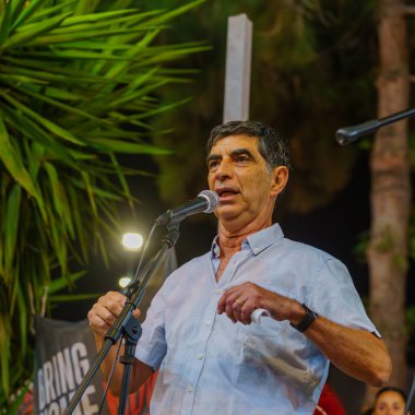 Hayfa, İsrail - 01 Kasım 2023: Simha Goldin kalabalığa seslenerek kaçırılan rehinelerin Gazze 'ye iade edilmesi çağrısında bulundu. Hayfa, İsrail