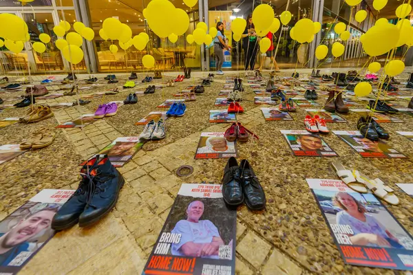 Hayfa, İsrail - 01 Kasım 2023: Gazze 'de kaçırılan rehinelerin aileleriyle dayanışma göstergesi. Hayfa, İsrail