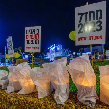 Hayfa, İsrail - 4 Kasım 2023: Mumlar ve işaretler, Gazze 'ye kaçırılan rehinelerle dayanışma göstergesi olarak ve hükümete karşı protesto eylemi. Hayfa, İsrail