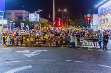 Hayfa, İsrail - 4 Kasım 2023: Kalabalık Gazze 'ye kaçırılan rehinelerle dayanışma göstererek hükümeti protesto etti. Hayfa, İsrail