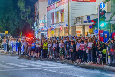 Hayfa, İsrail - 4 Kasım 2023: Kalabalık Gazze 'ye kaçırılan rehinelerle dayanışma göstererek hükümeti protesto etti. Hayfa, İsrail