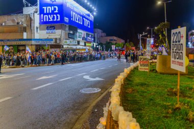 Hayfa, İsrail - 4 Kasım 2023: Kalabalık Gazze 'ye kaçırılan rehinelerle dayanışma göstererek hükümeti protesto etti. Hayfa, İsrail
