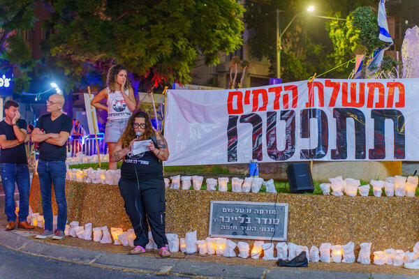 Хайфа, Израиль - 04 ноября 2023 года: Люди произносят речь в знак солидарности с похищенными в Газу заложниками и протестуют против правительства. Хайфа, Израиль