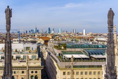 Milan, İtalya - 02 Mart 2022: Katedral (Duomo) terasları üzerinde heykeller, çeşitli binalar, yerel halk ve ziyaretçiler, Milano, Lombardiya, Kuzey İtalya