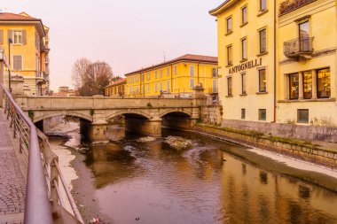 Monza, İtalya - 24 Şubat 2022: Ponte dei Leoni 'nin (Aslan Köprüsü) Monza, Lombardy, Kuzey İtalya' da yerel halk ve ziyaretçilerle günbatımı manzarası