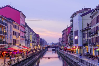 Milan, İtalya - 02 Mart 2022: Naviglio Grande kanalının Navigli, Milan, Lombardy, Kuzey İtalya 'da yerel halk ve ziyaretçilerle akşam manzarası