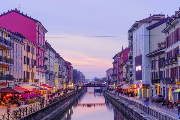 Milan, İtalya - 02 Mart 2022: Naviglio Grande kanalının Navigli, Milan, Lombardy, Kuzey İtalya 'da yerel halk ve ziyaretçilerle akşam manzarası