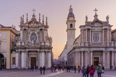Torino, İtalya - 25 Şubat 2022: Piazza San Carlo meydanının Torino, Piedmont, Kuzey İtalya 'da yerel halk ve ziyaretçilerle gün batımı manzarası