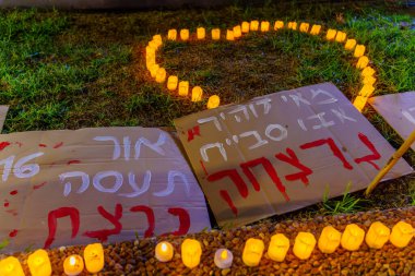 Hayfa, İsrail - 07 Kasım 2023: Hamas teröristleri tarafından öldürülen gençlik kurbanlarını anma töreni. Hayfa, İsrail