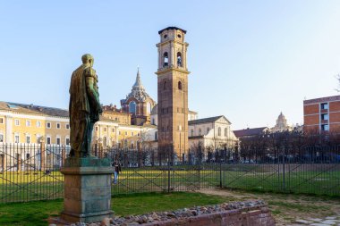 Torino, İtalya - 25 Şubat 2022: Palatine Gate Park ve Vaftizci Aziz John Katedrali (Duomo), Torino, Piedmont, Kuzey İtalya
