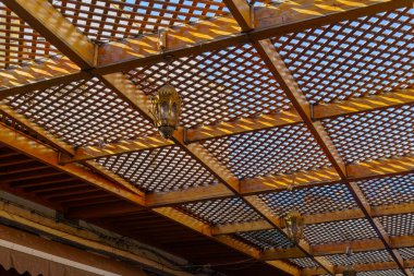 Kazablanka, Fas 'taki Eski Medine' nin sokaklarında tipik bir ahşap şablon güneş gölgesi manzarası.