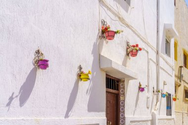 Renkli saksıların, pencerelerin tipik bir beyaz duvardaki görüntüsü Udayaların Kasbah 'ı Rabat, Fas' ta.